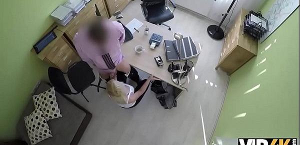  VIP4K. Blondes Fraulein hat Sex fur Bargeld mit hubschen Kredit-Agent